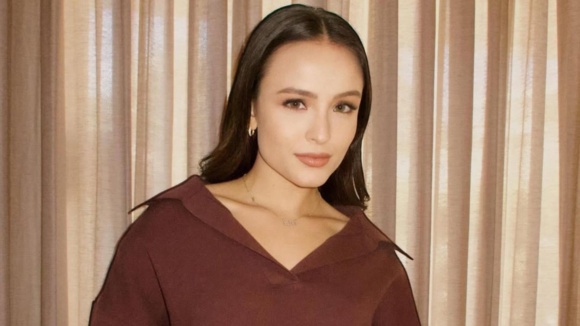 De visual novo, Larissa Manoela surge em cliques na praia e arranca elogios na web