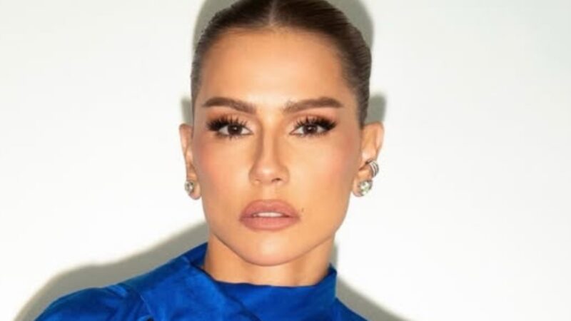 Deborah Secco usa vestido chamativo em programa e web debocha: ‘Esquisito’