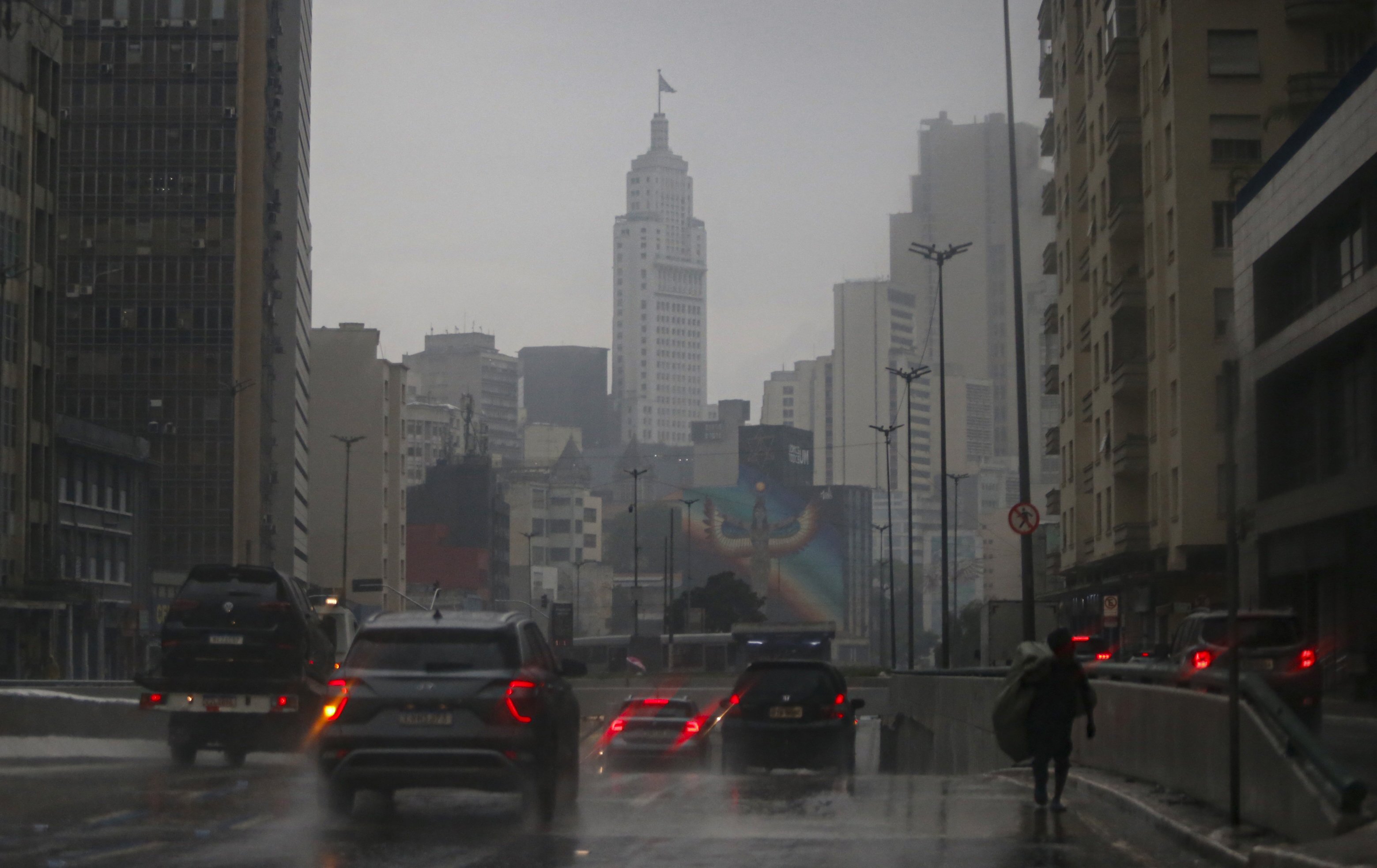 Defesa Civil emite alerta de chuva forte e granizo em SP; mais de 26 mil imóveis estão sem luz