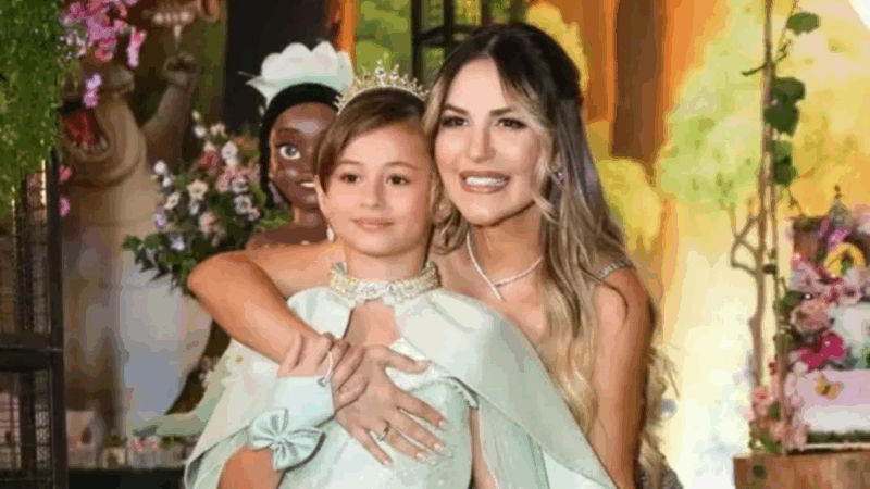 Deolane Bezerra é detonada após submeter a filha de 6 anos a procedimento estético