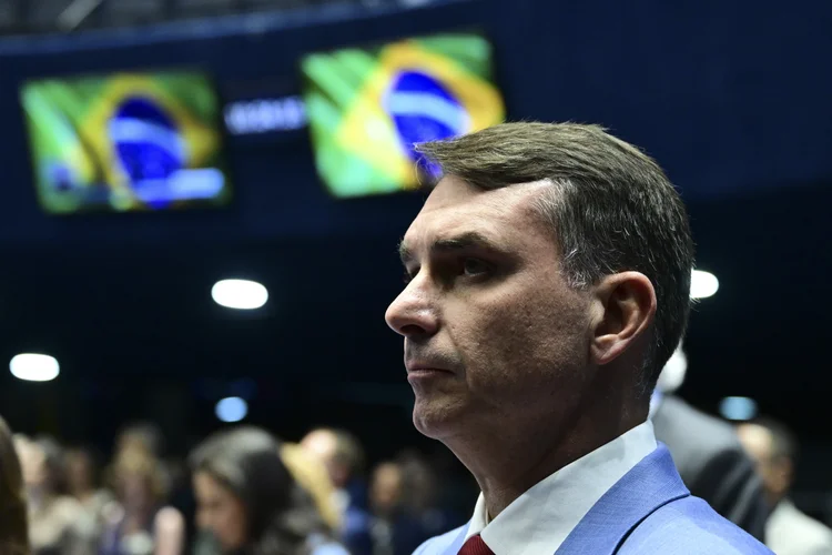 Deputados do PT, PSOL e PCdoB pedem à PF e PGR prisão preventiva de Flávio Bolsonaro