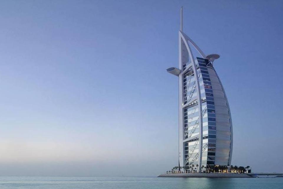 Destroços de drone causam incêndio no hotel Burj Al Arab de Dubai