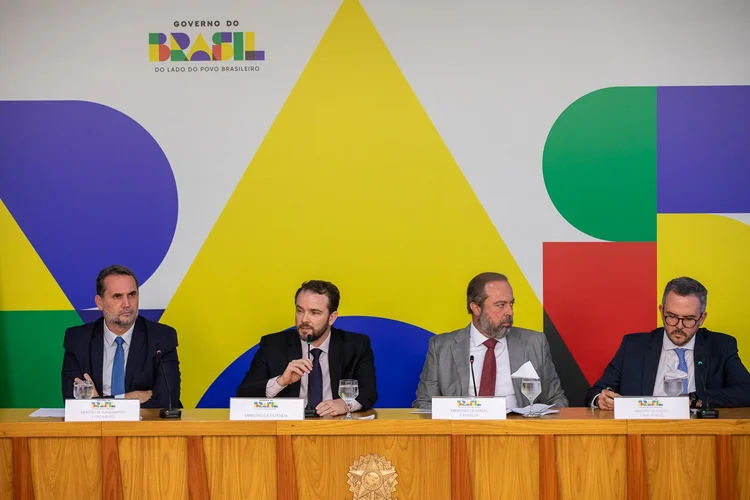 Diesel, gás de cozinha e aéreas: o pacote de Lula para conter alta dos combustíveis