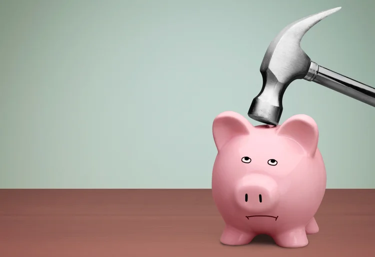 Dois terços dos poupadores brasileiros não investem o dinheiro que guardam