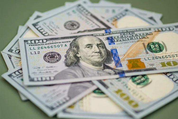 Dólar avança com petróleo em alta e sem expectativa de cortes de juros nos EUA