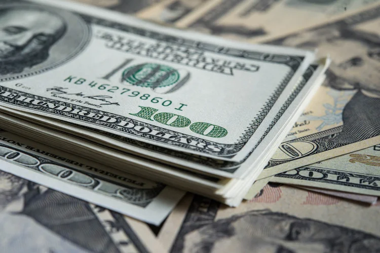 Dólar cai a R$ 4,95 e tem maior tombo ante o real em 10 meses