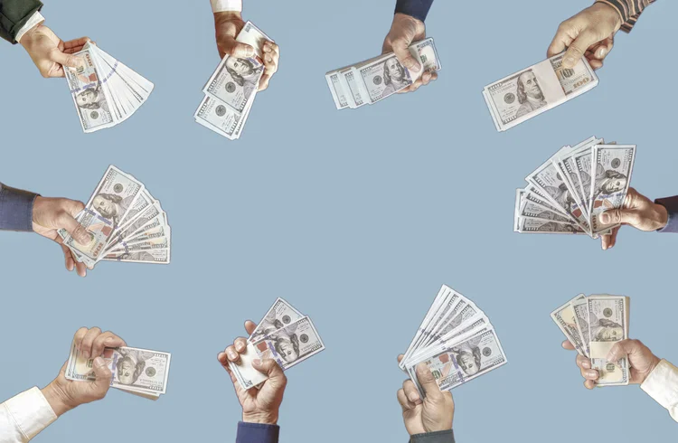 Dólar cai mais de 1% e opera no menor valor desde maio de 2024