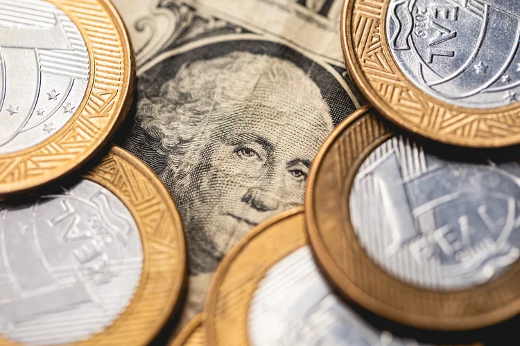 Dólar cai para R$ 5,18 e tem menor valor de fechamento em quase dois anos