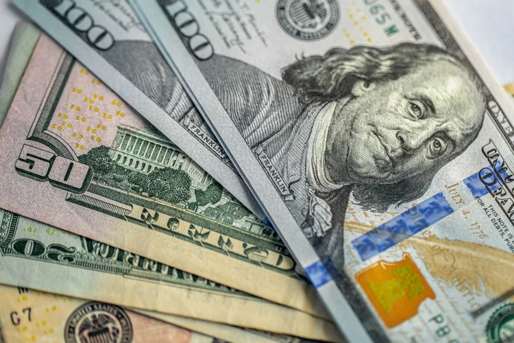 Dólar fecha no zero a zero com tensão externa e cai 1,56% na semana