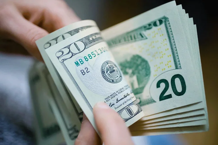 Dólar sobe 0,51% e caminha para segunda semana seguida de alta