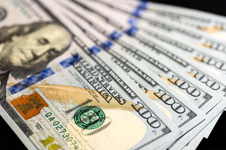 Dólar sobe e se reaproxima de R$ 5,30 com novos ataques a infraestrutura do Irã
