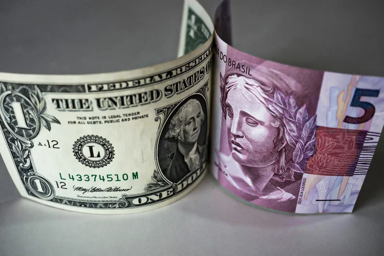 Dólar subiu no 1º mês da Guerra com o Irã, mas caiu no conflito com a Ucrânia - por que?