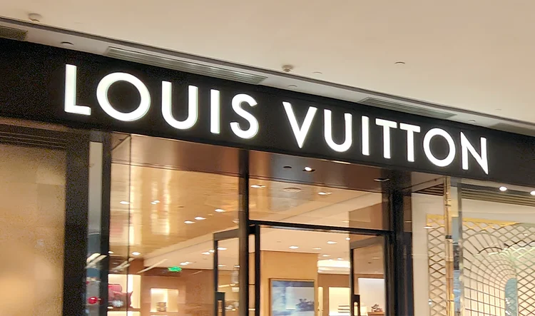 Dona da Louis Vuitton é pressionada no setor de luxo com peso da guerra no Irã