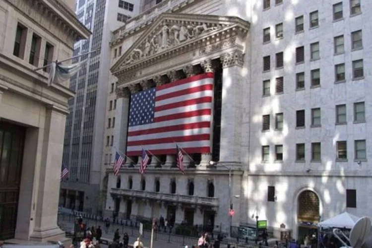 Dow Jones supera os 50 mil pontos pela 1ª vez com rali de chips e foco em IA