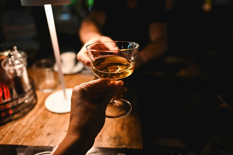 Drinque em casa: 6 licores indispensáveis para elevar seu bar caseiro