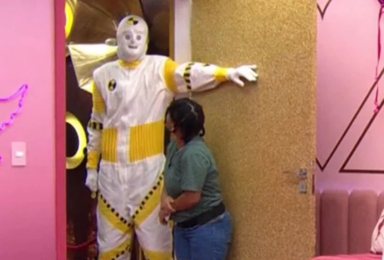 Dummy 'gigante' do BBB 26 revela rosto sem fantasia; veja vídeo