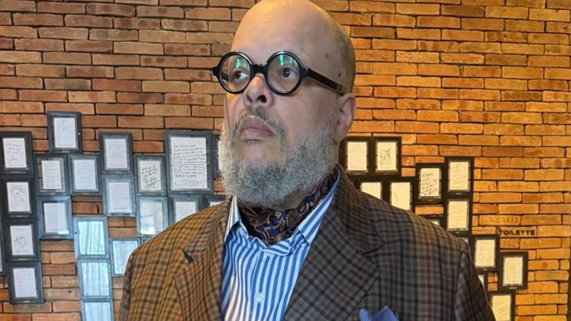 Ed Motta rompe o silêncio após barraco e cadeira arremessada: ‘Me descontrolei’