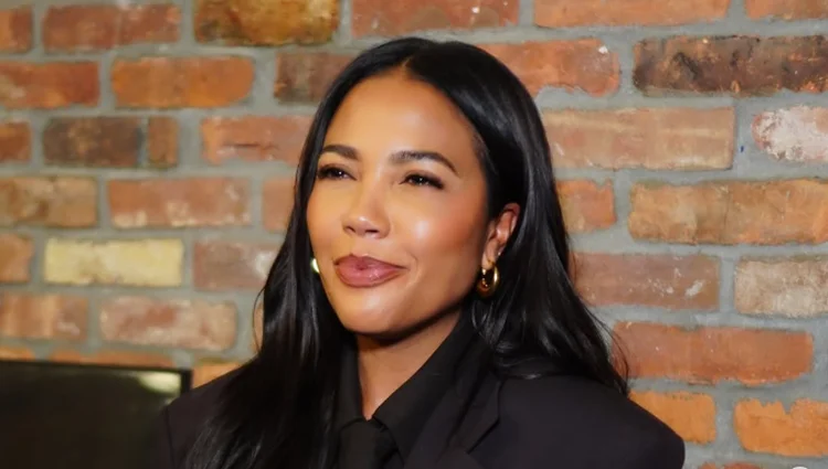 Ela entregava jornais e mentiu para conseguir uma reunião: hoje comanda um império de US$ 5 bilhões