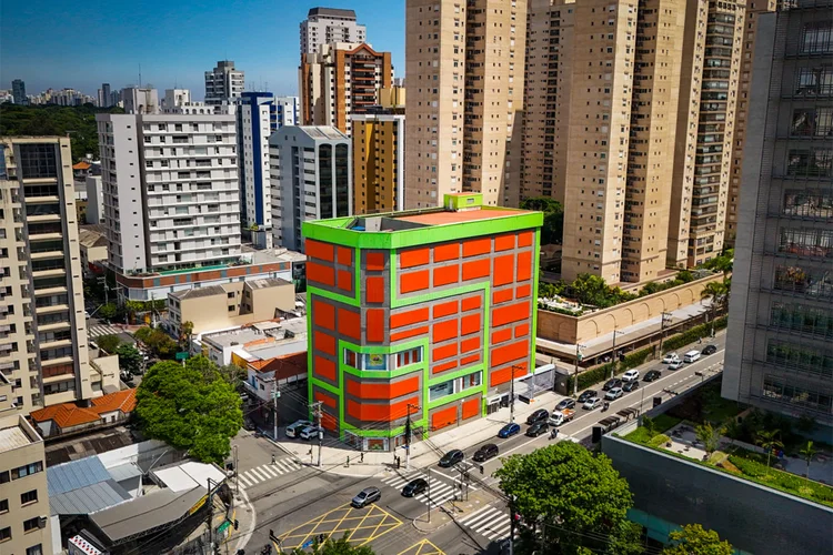 Ela guardava sofás velhos, hoje tem 22 mil locatários, entre Shopee e Meli