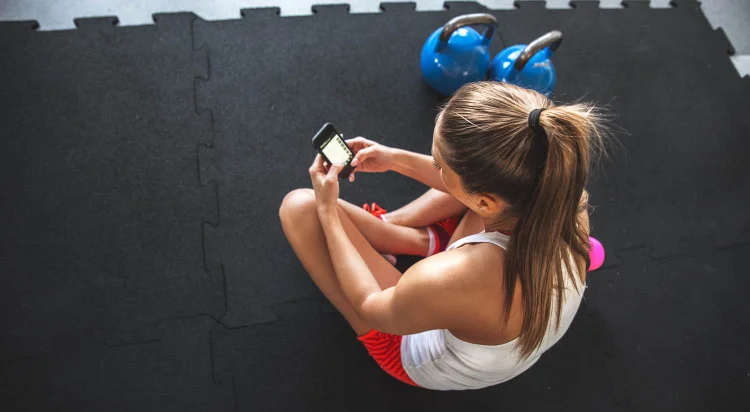 Elásticos ou halteres: qual a melhor opção para ganhar força?