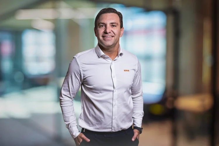 Ele começou como office boy ganhando R$ 150. Hoje, é dono da empresa e fatura R$ 77 milhões