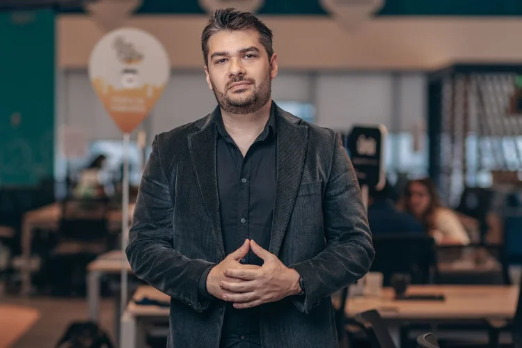 Ele encontrou um mercado de R$ 1,1 trilhão e aposta na IA para dominá-lo