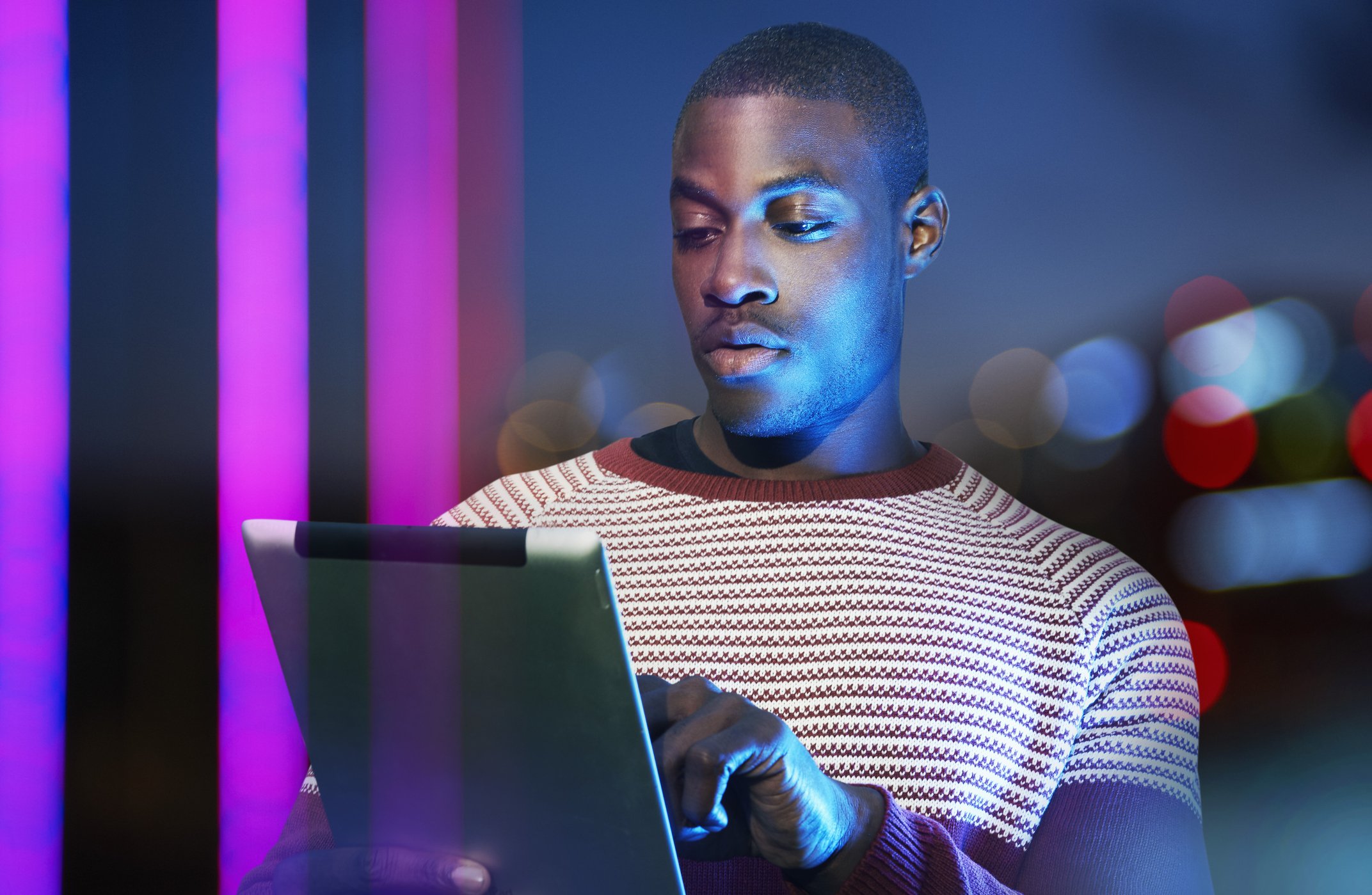 Ele faturou US$ 80 milhões sozinho e revelou a estratégia de IA que o mercado ainda ignora