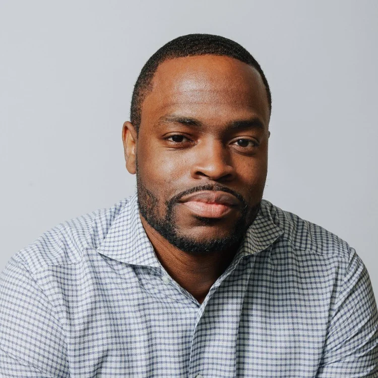 Ele foi colega de quarto de Zuckerberg e hoje seu trabalho é investir em negócios de celebridades