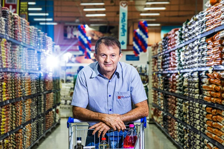 Ele foi garimpeiro e hoje fatura R$ 43 bilhões com o terceiro maior supermercado do Brasil