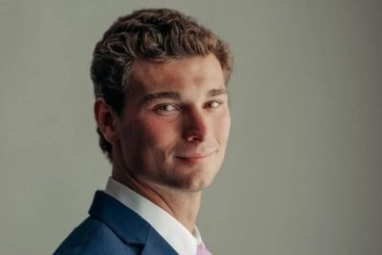 Ele trocou as redes sociais pelo LinkedIn, estagiou em finanças e virou o nº 1 do Draft da NFL