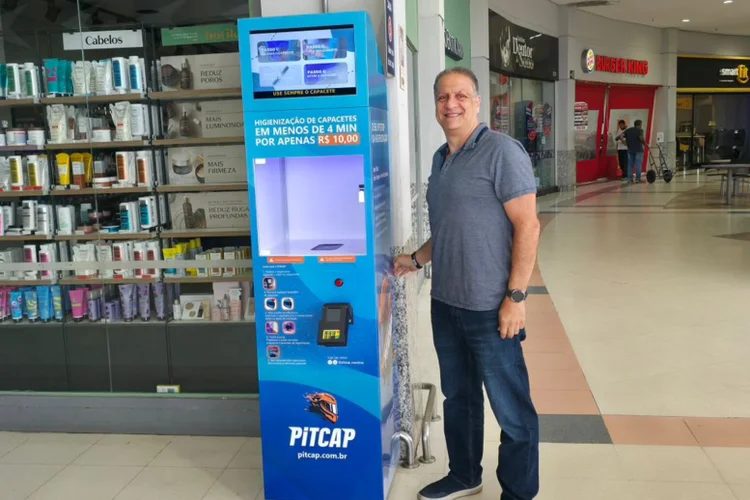Ele vai faturar R$ 12 milhões com máquinas que limpam capacete de moto