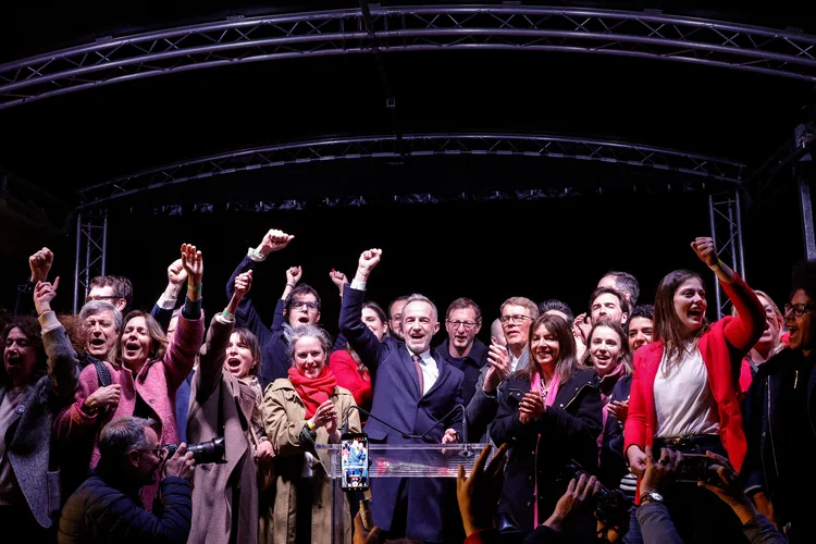 Eleições na França têm vitórias da esquerda e menos espaço aos extremos