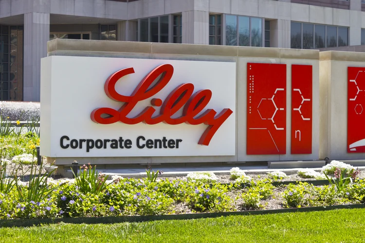 Eli Lilly e Insilico fecham acordo de até US$ 2,75 bi para medicamentos com IA
