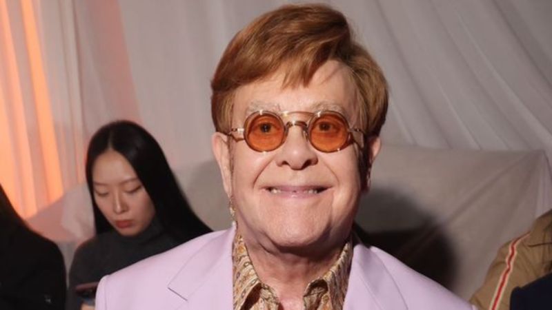 Elton John escapa de acidente aéreo após manobra arriscada de piloto para desviar de gaviões