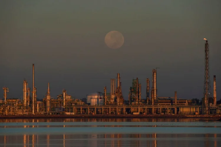 Em 2008, petróleo chegou a US$ 147 — e caiu 77% meses depois