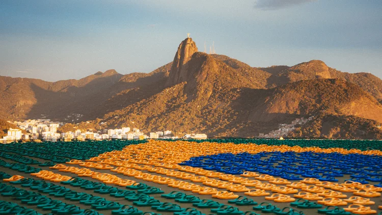 Em clima de Copa, Havaianas promove 'invasão' de chinelos no Rio de Janeiro