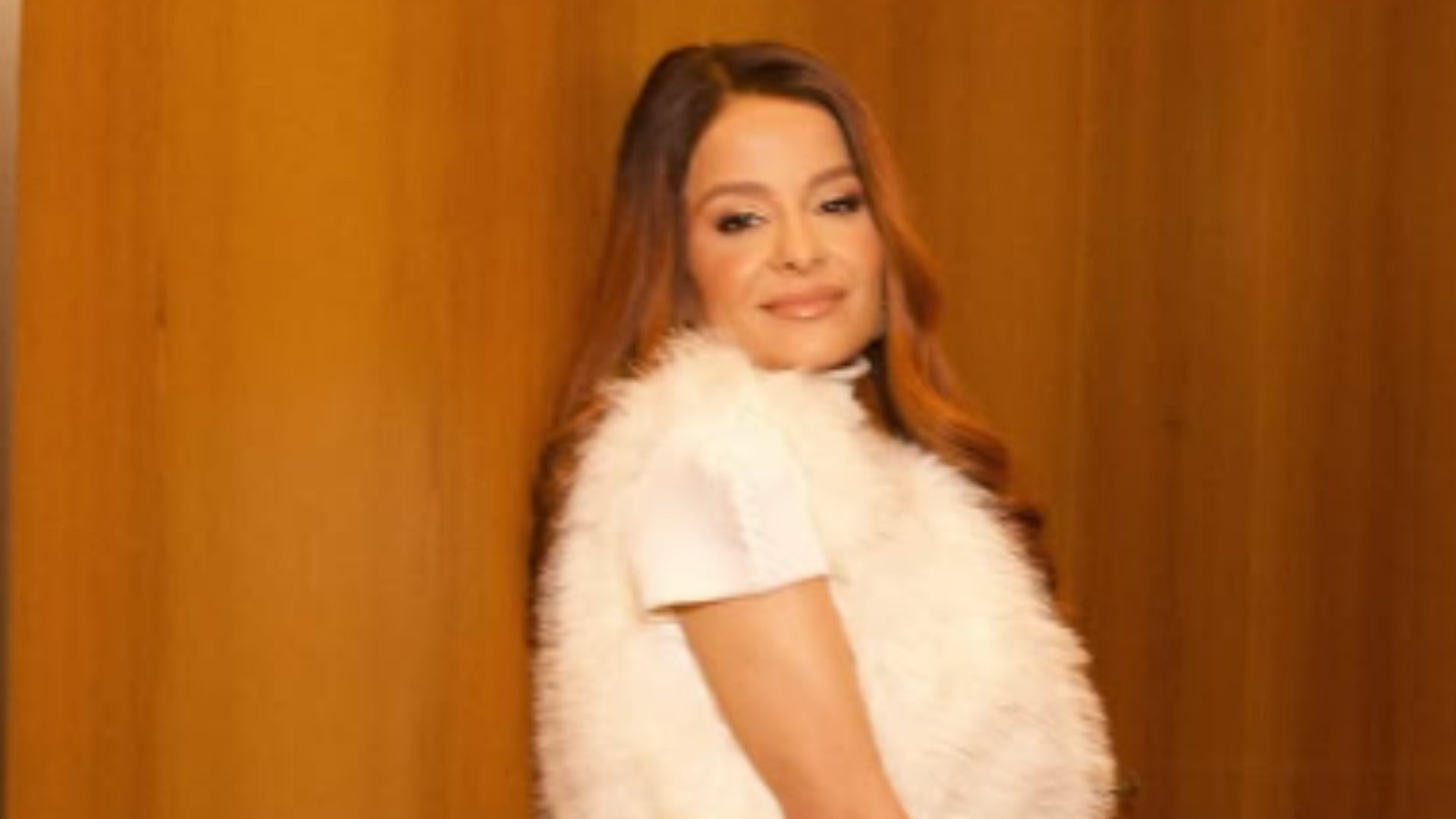 Em clima de ‘sextou’, Maiara faz mistério ao posar de roupão