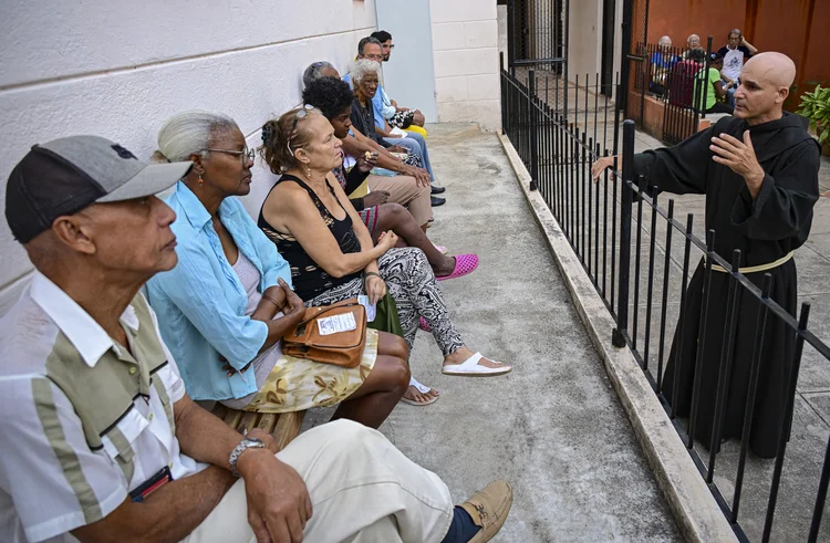 Em crise profunda, cubanos recorrem a igrejas por comida e remédios