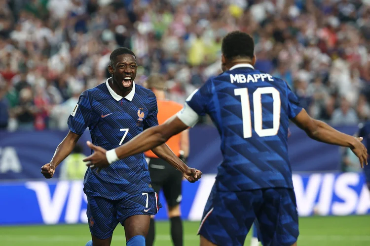 Em duelo com paralisação de 2 horas, França vence o Iraque na Copa do Mundo