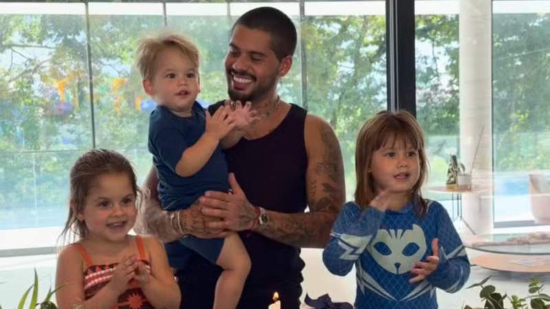 Em família! Zé Felipe comemora 28 anos ao lado dos filhos e detalhe chama a atenção