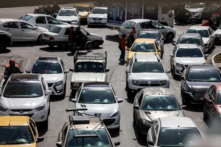 Em meio aos ataques, Irã fecha escolas e pede que população deixe Teerã