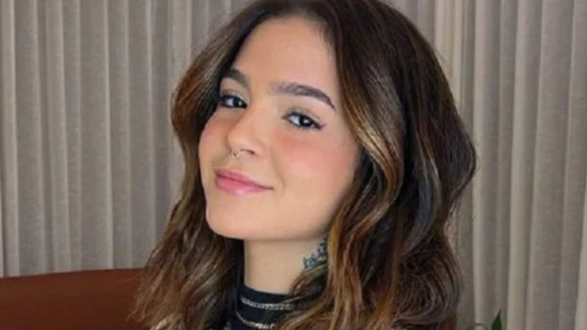 Em momento raro, Mel Maia aproveita dia de praia ao lado do namorado boxeador