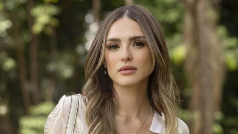 Em Paris, Isabelle Drummond aposta em look vintage e web reage: ‘Vai cozinhar?’