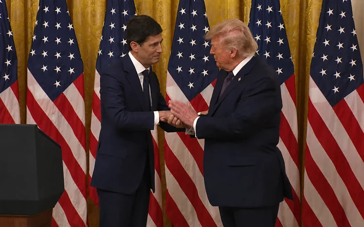 Em posse do novo presidente do Fed, Trump diz que Warsh terá independência