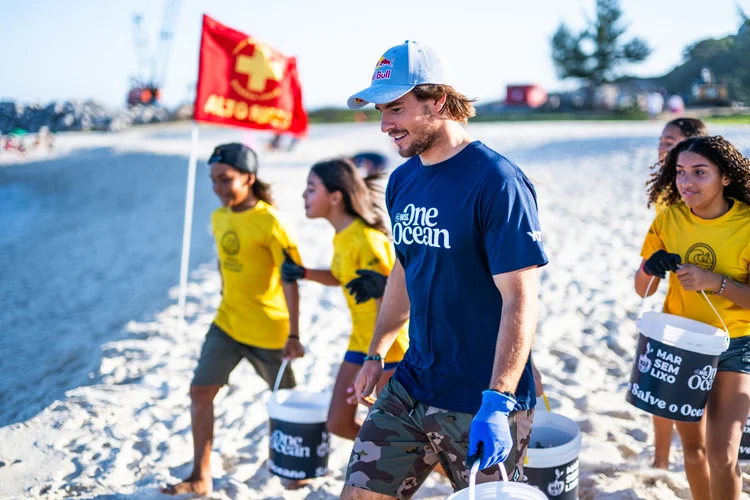 Em Saquarema, campeonato global de surfe transforma resíduos em proteção costeira