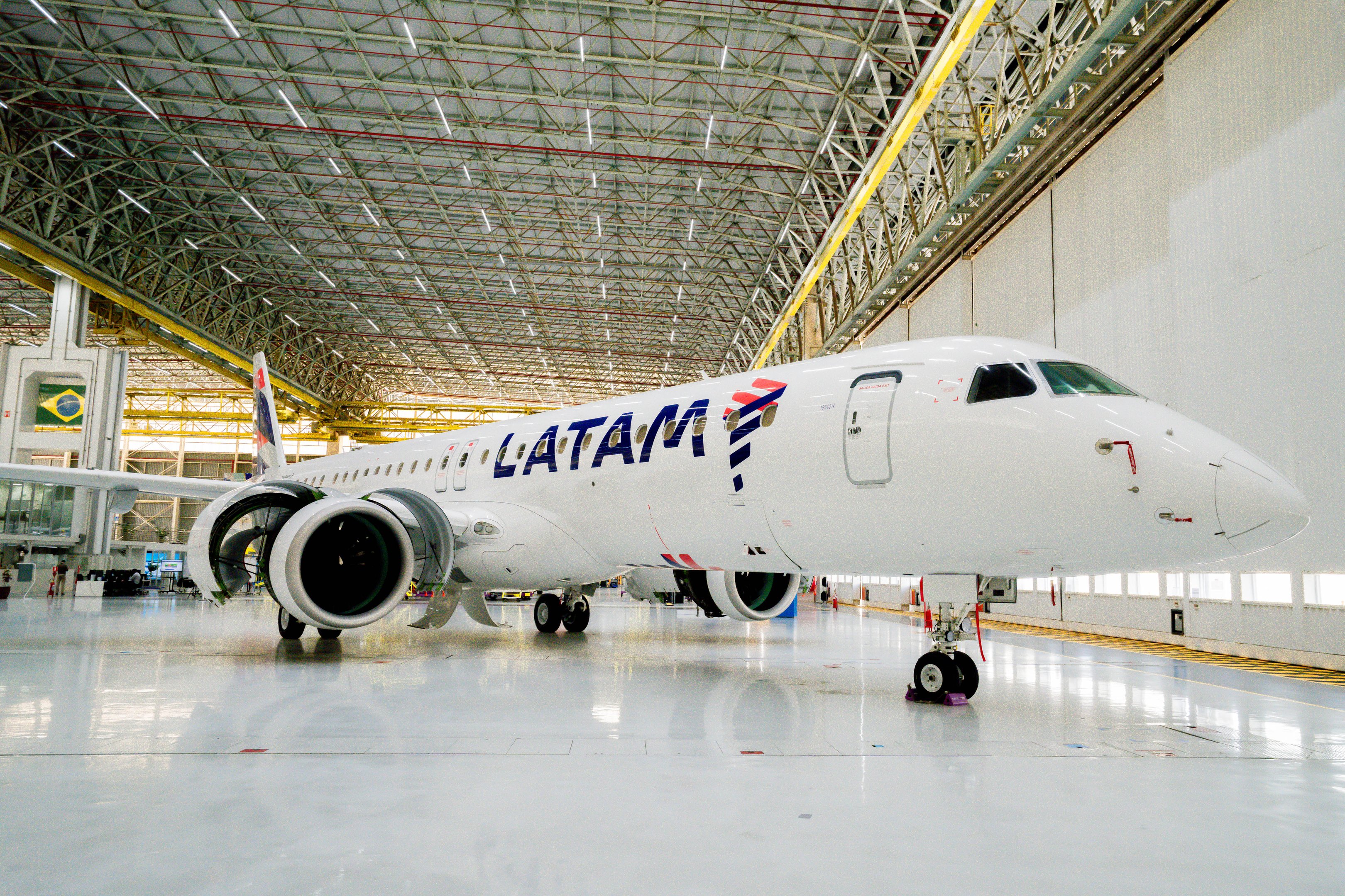 Embraer apresenta 1º avião da frota encomendada pela Latam em acordo de US$ 2,1 bilhões