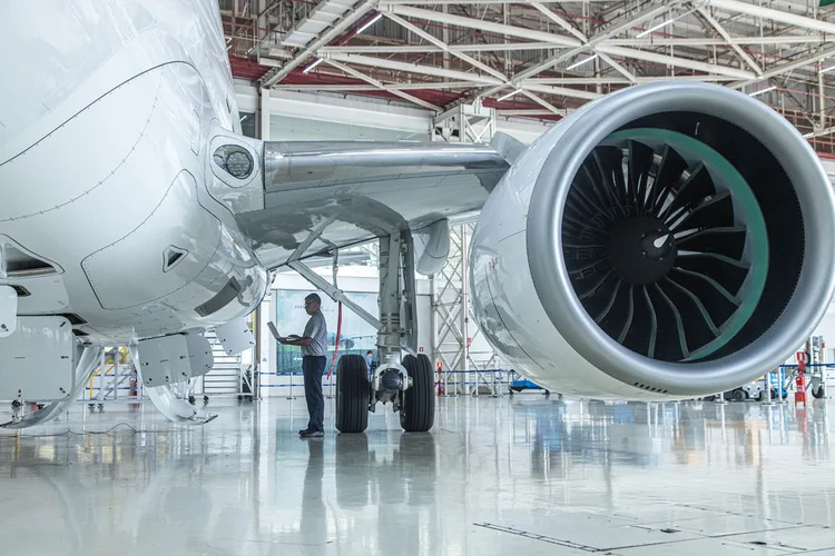 Embraer: receita bate recorde, mas tarifa dos EUA reduz lucro do 1º tri em 51%