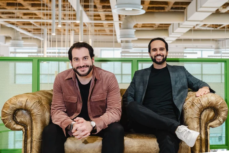 Empresa quer ajudar profissionais CLT a empreender sem largar o emprego