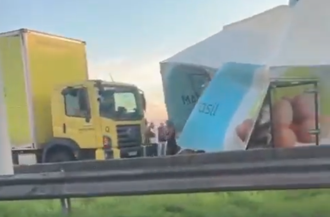 Engavetamento com carretas fecha Dutra e deixa dois feridos no RJ