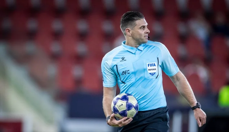 Entenda o gesto considerado supremacista feito por árbitro do VAR na Copa do Mundo